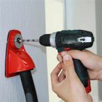 Mechanic HomeDUSTER 40 in use during dust-free wall drilling