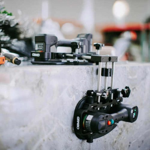 GRABO 90 Degree Seam Setter V2 corner alignment tool mounted to vacuum anchor points - Imagen Gallery 4