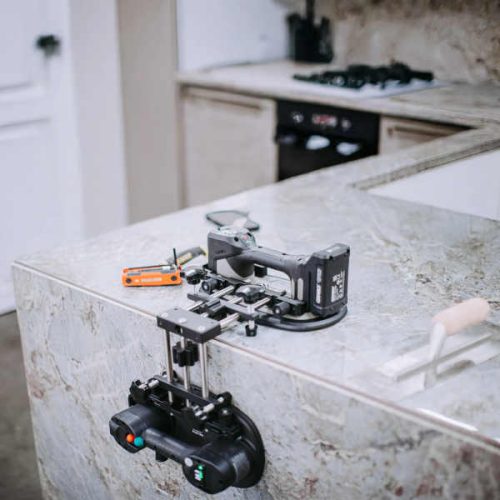 GRABO 90 Degree Seam Setter V2 corner alignment tool mounted to vacuum anchor points - Imagen Gallery 5