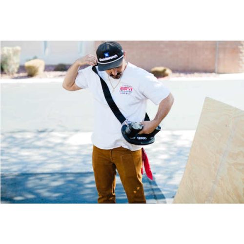 GRABO Lifting Strap shoulder accessory connected to metal anchor points for hands-free panel transport - Imagen Gallery 2